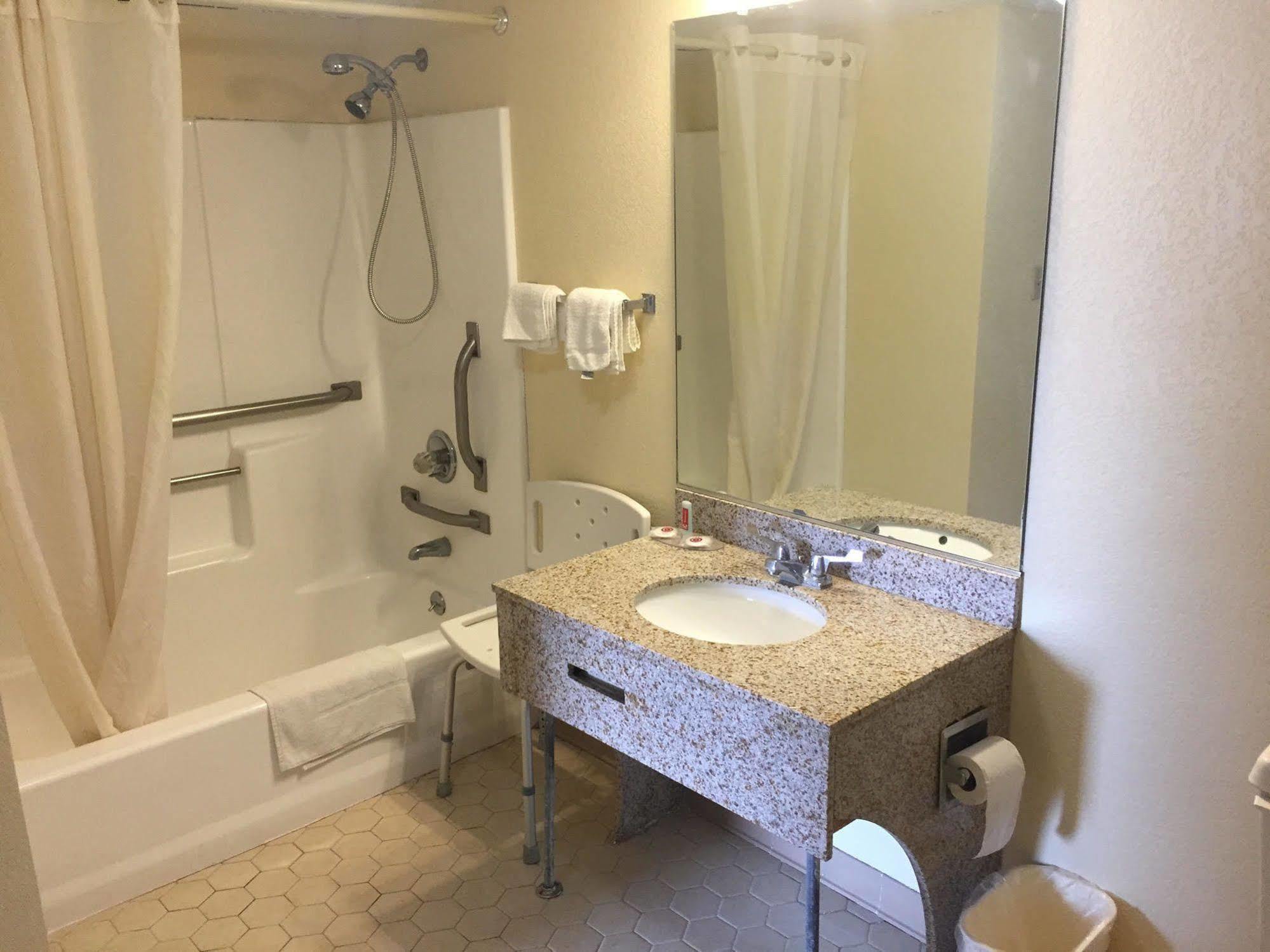 Quality Inn Томсън Екстериор снимка